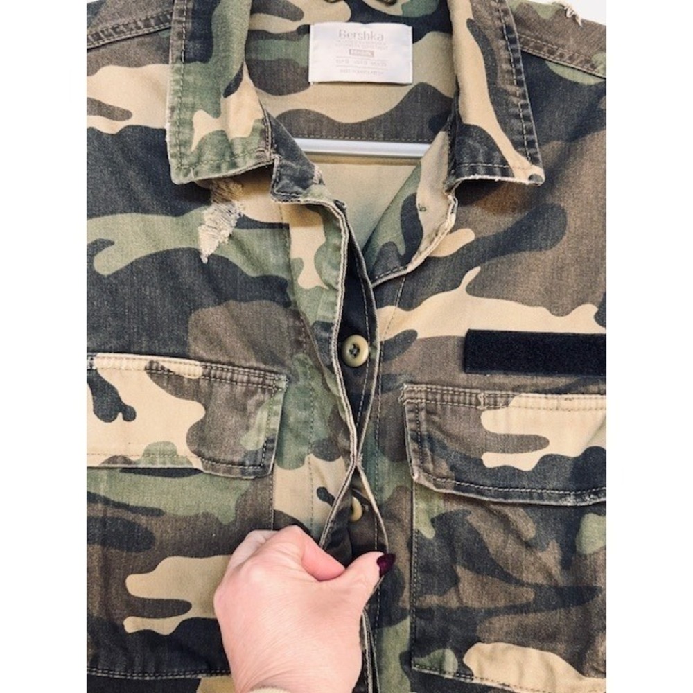 Bershka Camo Utility Jacket Cropped Distressed Raw Hem Small Grunge Casual Edgy - Picture 5 of 16